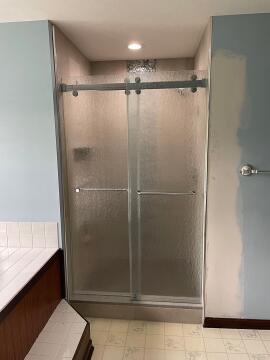 Custom rain style sliding glass shower doors, installed by Great Lakes Glass in Cleveland, Ohio